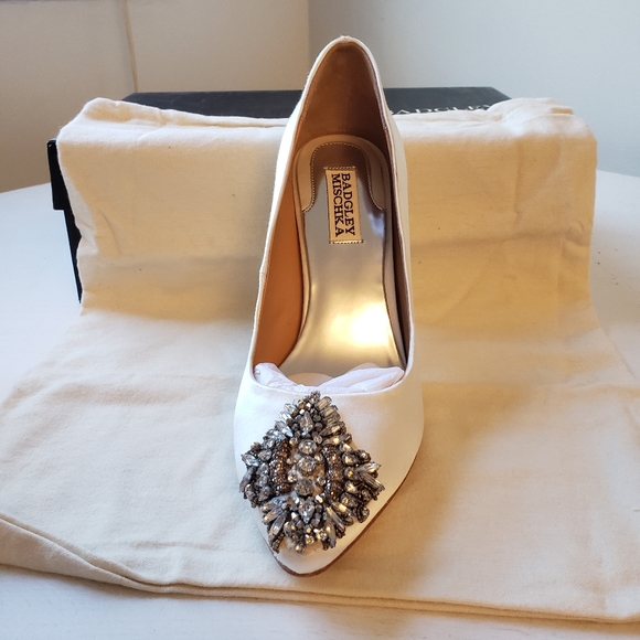 Badgley Mischka Doris II Pump - Picture 2 of 8